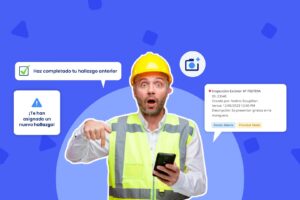 Profesional supervisando datos de seguridad laboral en tablet, representando digitalización de SST.