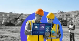 Trabajadores con EPP usando dispositivos móviles para recolectar datos en terreno