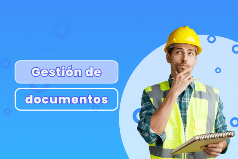 Supervisor industrial comparando gestión de documentos en papel vs formularios digitales en tablet en faena