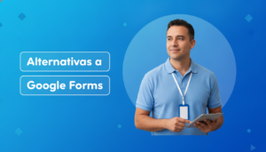 Trabajador de terreno completando en el celular una alternativa a Google Forms