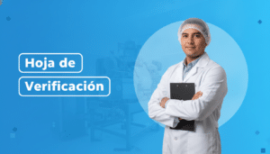 Jefe de calidad revisando una hoja de verificación en una planta industrial