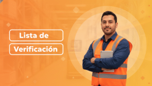 Supervisor completando una lista de verificación en bodega desde una tablet