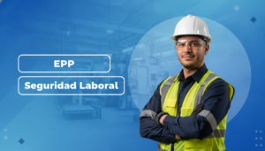 Supervisor con equipo de protección personal completo en una planta industrial