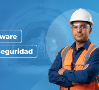 Supervisor usando un software de inspecciones de seguridad en faena minera