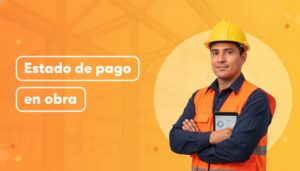Supervisor de obra con casco y tablet revisando el avance