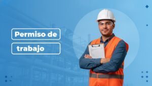 Supervisor de seguridad con casco y chaleco revisando un permiso de trabajo