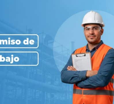 Supervisor de seguridad con casco y chaleco revisando un permiso de trabajo