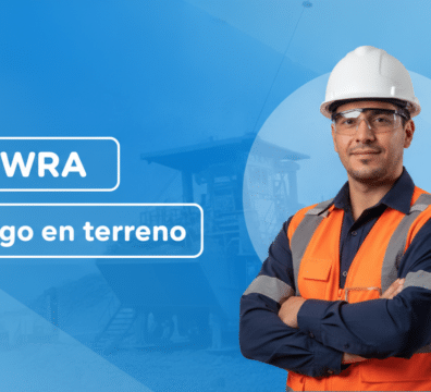 Supervisor de seguridad minera con casco blanco, lentes de seguridad y chaleco reflectante, junto a los rótulos POWRA y Riesgo en terreno