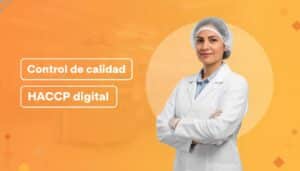 Supervisora de calidad en planta de alimentos con cofia y guantes
