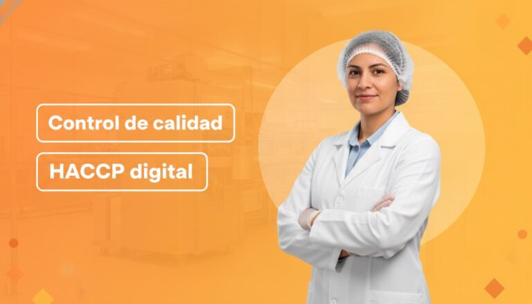 Supervisora de calidad en planta de alimentos con cofia y guantes